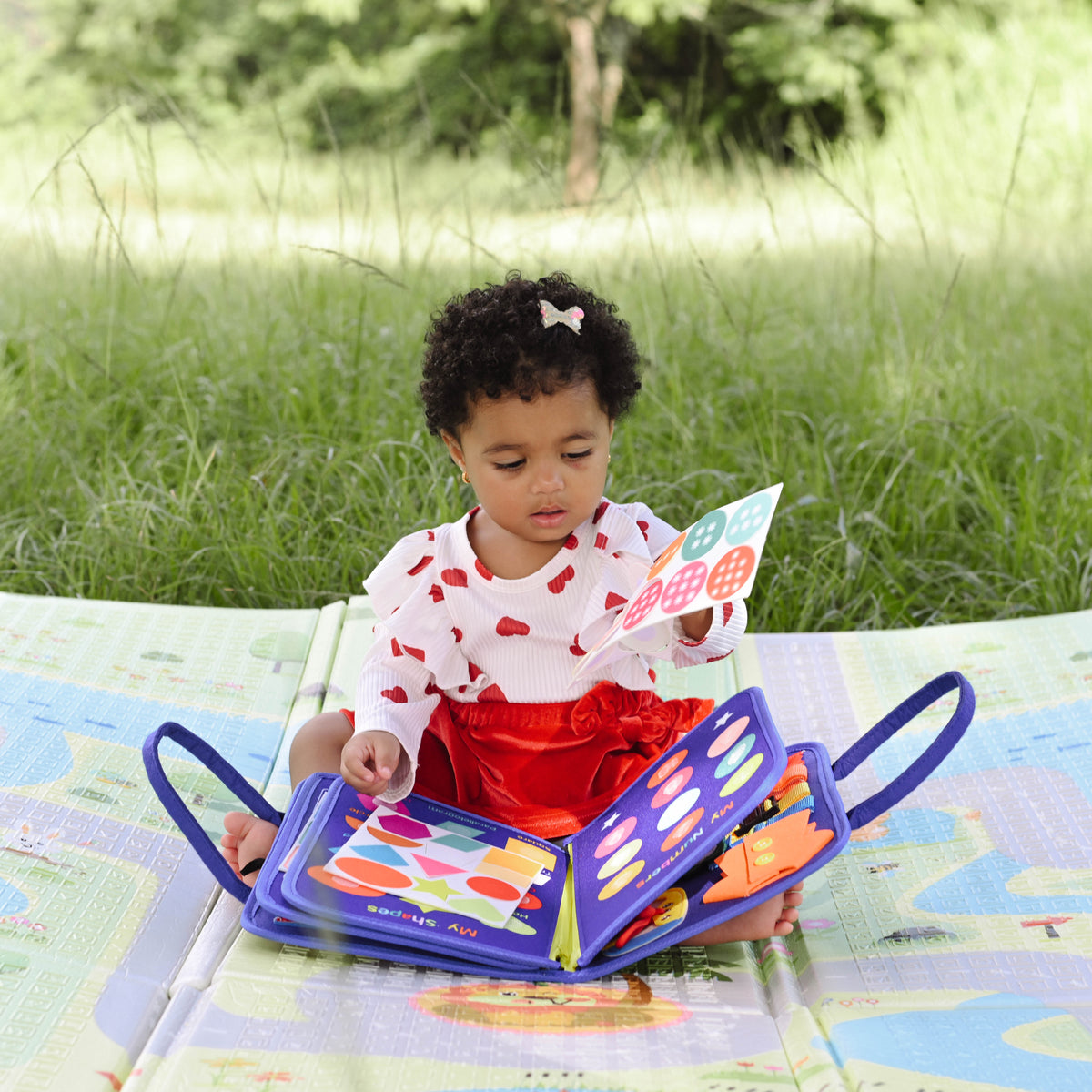 Bebé tocando las texturas del Libro Montessori Nekito