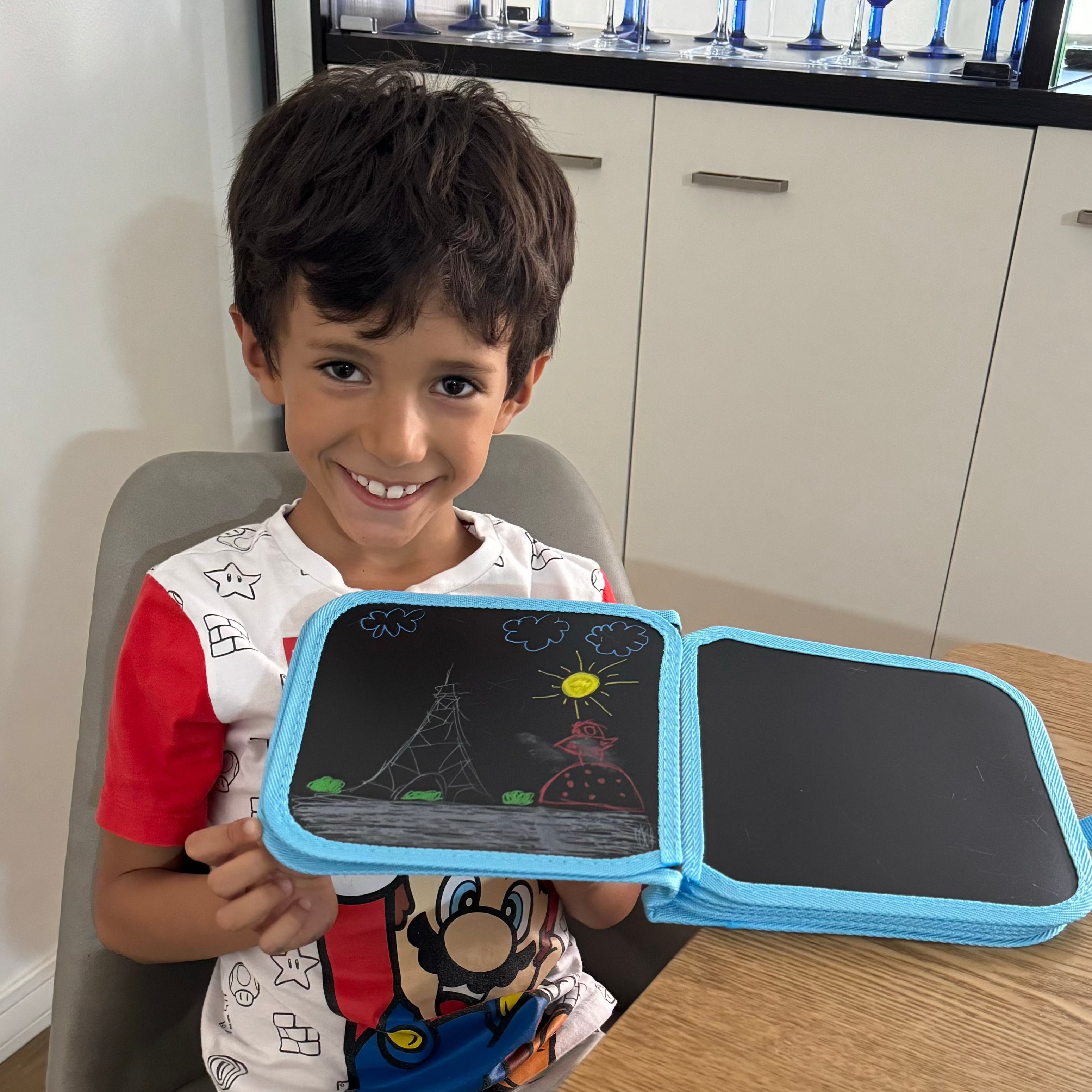 Niño usando el cuaderno mágico Nekito