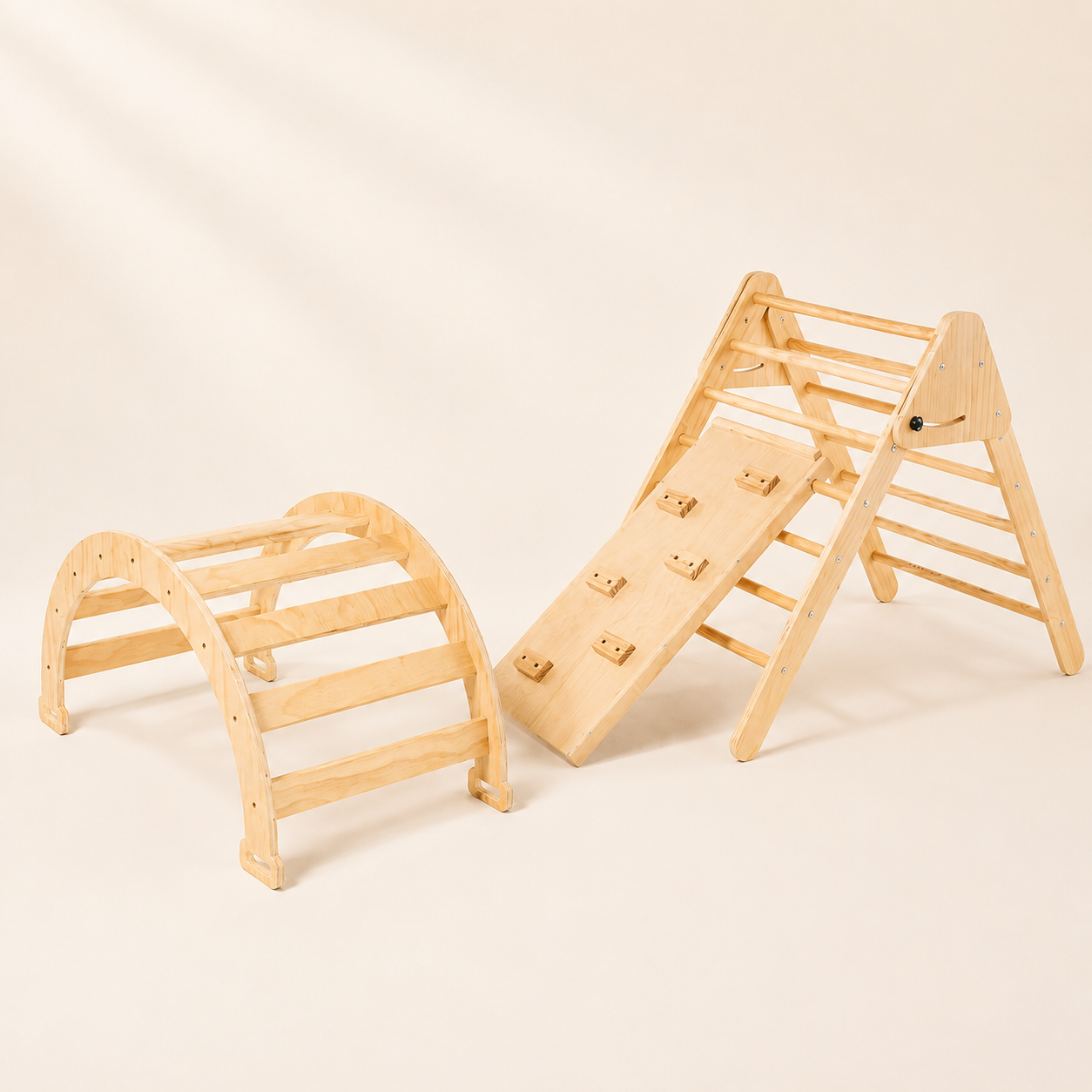 Parque Montessori de madera Nekito, gimnasio triangular tipo Pikler
